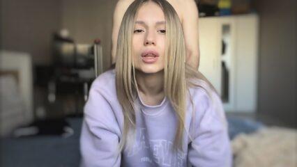 Кареглазая блондинка дрочить письку перед трахом с бойфрендом